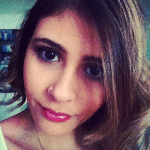 libriana emotiva, estudante de moda, adoro minha mãe, meu marido, meus cachorros (e todos os outros do mundo ^^) e minha coleção de melissas.
