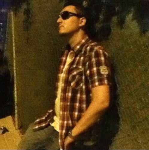 Programador Informático Pastafari. Pero más bien me definiría como una puta poligonera, ya que:Trabajo en un polígono industrial,cobro poco y hago de todo...