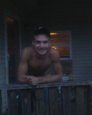 names jerry im 22 years old i have a 2 year old son name braylon hes my life..wanna know more about me write me