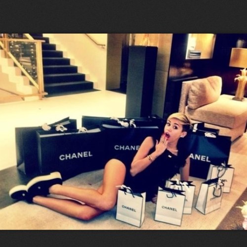 A smilers since 2006. Miley cyrus is our inspiration. Latest miley news,pictures&videos! 
(RADIATELOVE) 
 *two girls own this account*