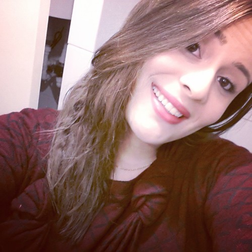 • 'Biografia {?} Fala sério! Como vou resumir minha vida aki no twitter? Eu que vivo com α cαbeçα nα luα, com músicα no ouvido e corαção nα bocα :) LuanRDS 3