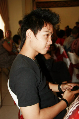 Ini tangankuuu..Untuk kau genggaaaam...
  Ini twitterkuuuu... Untuk kau follooooww ~