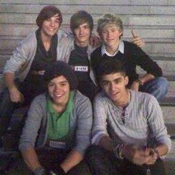 Follow me and follow back.
Seguime y te sigo. :) Xxx.