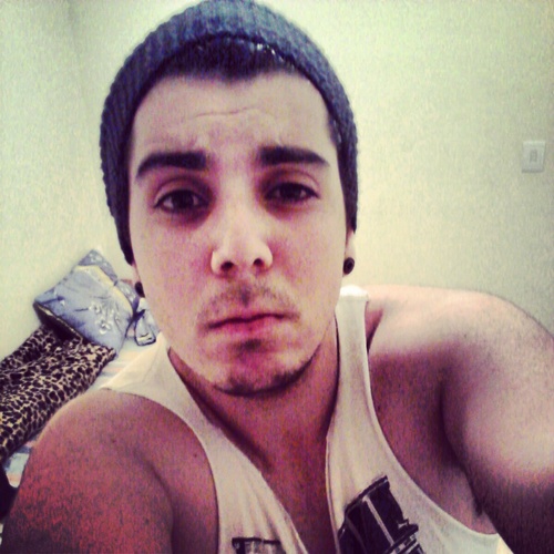 19 anos,estudante, sonhador , cristão . Não tem legenda certa pra descrever a maravilha que é viver.