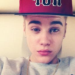 justin é lindo, por fora, por dentro, nas suas atitudes em td q ele faz ele consegue ser o melhor ídolo do mundo, me orgulho em ser belieber, JB te amo s2