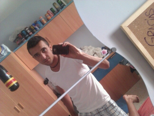 extrovertido amigo de mis amigos muy fiesterooo! jaja y muy feliz de averte conocido :D tequiero26#