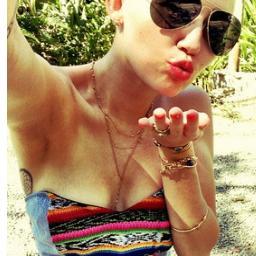Me odio a mi misma. Amiga de Ana y Mia. De la tristeza. Me autolesiono para poder olvidar toda la mierda de mi alrededor. Os ayudo en lo que pueda. Amo a MIley♥