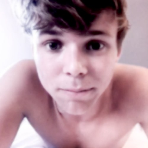 ASHTON LOVES YOU! JUST A REMINDER :) -@ashtonized-