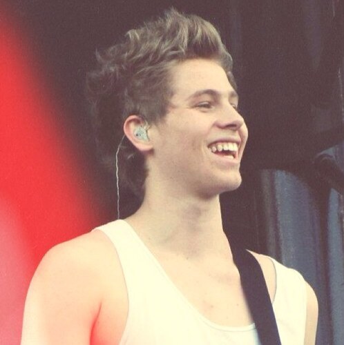 follow @lirryscalum and @ouchemmingss not this account thanks!!