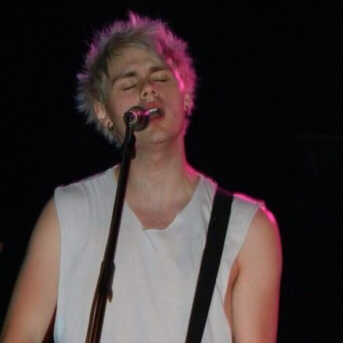 Hey:) go follow @5sosLindsey then tweet her and she will DM you to 3/4 (she 100% will) x x x