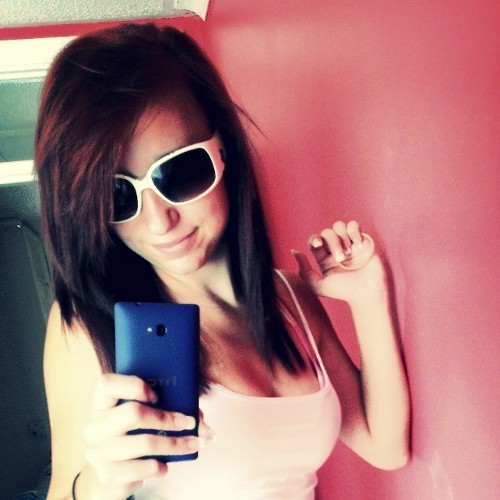 20 years young :) Here to mingle LOL.. From reading.. Have a beautiful princess. And a handsome boyfriend. Get following :D