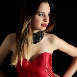 ×♪ ♫ Será que alguém me explica o sentido da vida
Me aponta uma saída ou me conta um segredo
Me ensina a crescer sem olhar pra traz e sentir medo♪ ♫