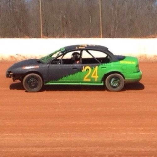 single hard working father of 2 an i love racing my dirt car....facebook/dirtracerj24