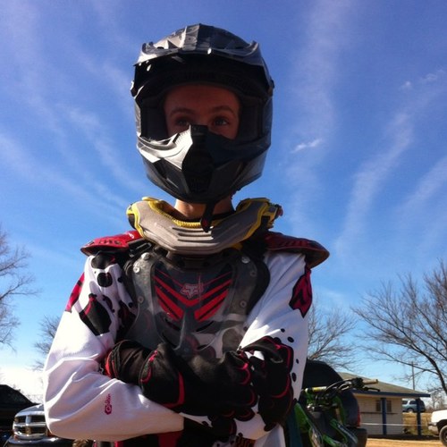 Well i race mx and play football. Keepin this simple. Follow and i follow back. Single and lovin it.