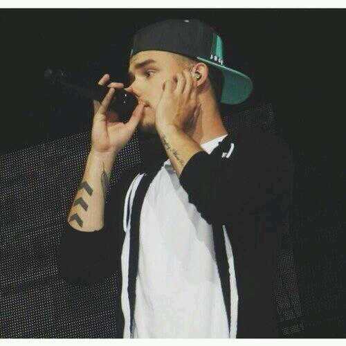 i'm a free follow but it would be really sweet if u would follow my main acc : @cyrusmyshawty - i'll follow u back there! ♥ ♡