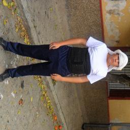 Estudiante de 1º de bachillerato, sevillista, cofrade al máximo, macareno, hermano de la hiniesta y del dulce nombre de la salle.