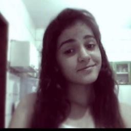 apenas uma garota com a alegria de uma criança;
a malícia de uma adolescente;
e sentimentos de mulher