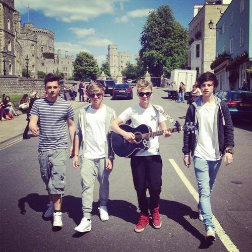 Just Portuguese Overloaders ssupporting the most amazing boys in the world ♡ Joey , RyRy , Ollie and Jordi ♡ Overload follows and tweeted that they love us