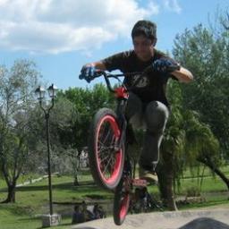 toco batería bajo y guitarra me gusta el rodeo, el skate,motocroos y el bmx