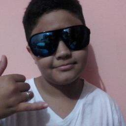 Sou muito novo, porem me desenvolvendo aos poucos, é muito bacana se conectar ao mundo e compartilhar fotos, videos e tweets com todo o pessoal!