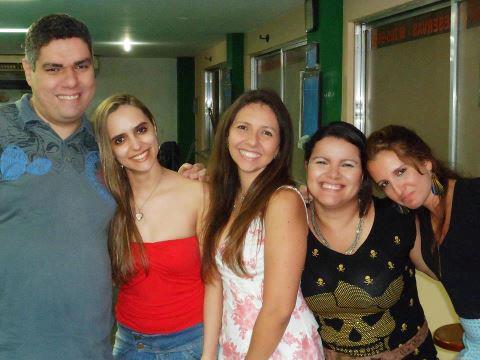 Adoro reencontrar os amigos,eu sou a da blusa de caveira!rs...é isso aí!