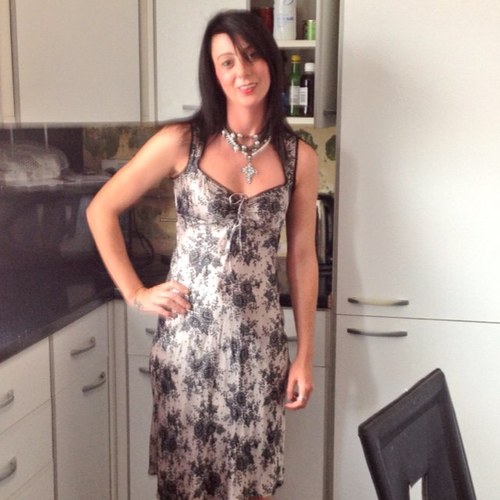 Im a hairdresser i have one little boy who is 11.. i live in coventry but would love to move away! I like  food socialising and reading sometimes :-) x
