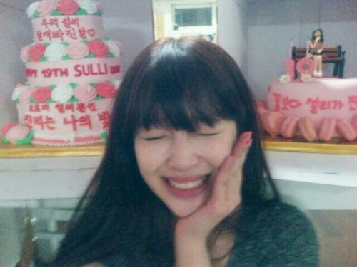 Erpenya Sulli fx. Bukan sule! Ingat!♬ Sull single,Sull sarap,Sull imut. Napa,masalah?♬ polow Sull. Mensyen aja kalo mo dipolbek