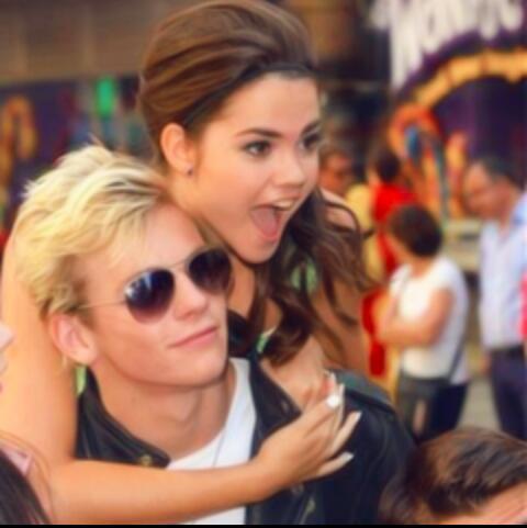 hi!i'm Acacia!☆i'm playing Mack in the Teen Beach Movie and Callie in the fosters♕Surf's up dudes!♡#single