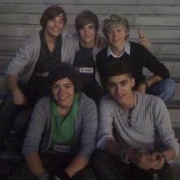 soy BELIEBER Y DIRECTIONER FOREVER 3 SKDJGVFSDJ me encanta la musica leer novelas de mis idolos 3 me encanta la actuacion y el canto. Y juego basquetball 3