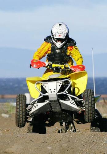 bueno corro en cuatriciclo,10 años vivo en punta arenas,chile,y me encanta el motocross