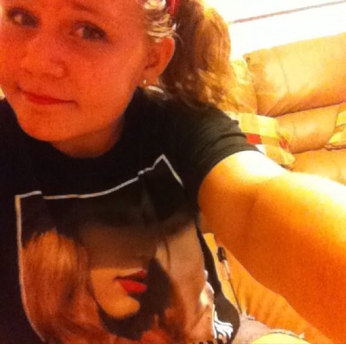 My name is Emily, 13 years young. Justin Bieber, One Direction, Austin Mahone, and Hunter Hayes are all my idols. Follow me? I will follow back. ❤