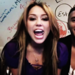 ▲ so la da da di nós gostamos de festa, dançando com miley ▼