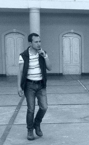 Arquitecto, cantante, investigador, escritor...  Amante del arte, la música y la naturaleza, DIOS ES MI GUÍA Y FORTALEZA.