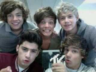 amo o one direction demais eles sao à minha vida
