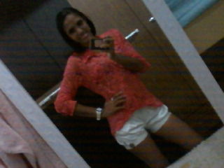 Sou uma pequena menina com sonhos de uma grande MULHER vivendo no mundo surreal e estresante tentando apenas ser feliz.