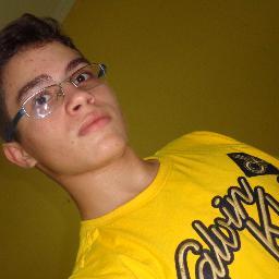 Sou estudante, toco guitarra, gosto de música e varios tipos de luta, curto musculação