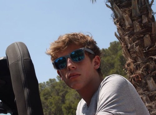 Bo janssen//v3f// 14 jaar // 8-8-98// voetbal &tennis