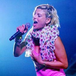 Per quanto sia stata importante una persona, non lo sarà mai abbastanza da toglierti il sorriso. -Emma Marrone ♥