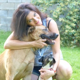 Dermatologa veterinaria. Directora del Centro de Dermatología Veterinaria ADERVET. Tengo dos hijos y cuatro perros. Amo a mi familia y a mi profesión