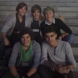 meu namorado na verdade, ele chama-se Zayn, pronunciasse Harry, soletra-se L-O-U-I-S, a minha família trata-o por Liam, mas ele prefere que lhe chamem Niall!