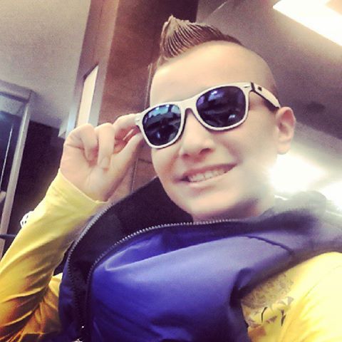 Amo musica, Dj, gosto de ir em shoping.