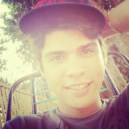 SEEII  DA  UMAA  ZUUADA!    rs!     muleque entrando no youtube, 14, http://t.co/us5QjCVeED.      SALVE SALVE!