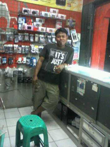 Aku orangnya ska humor Ğªќ suka politik bgi gw tertawalah sblum ditertawakan orang,he,he,he