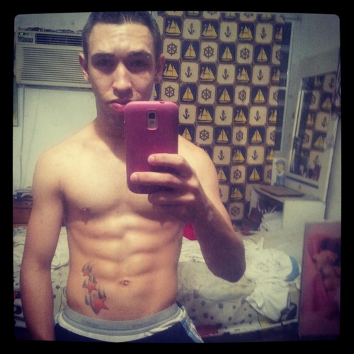 Soy un chiko alegre y me gusta vivirme la vida al 100 y Amo a Dios y a mi familia.