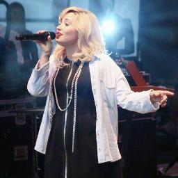 Believe in Everything Because Everything Is Reachable.My Idol walks into glass doors.He's normal. Demi is just the definition of perfection :) Stay Strong
