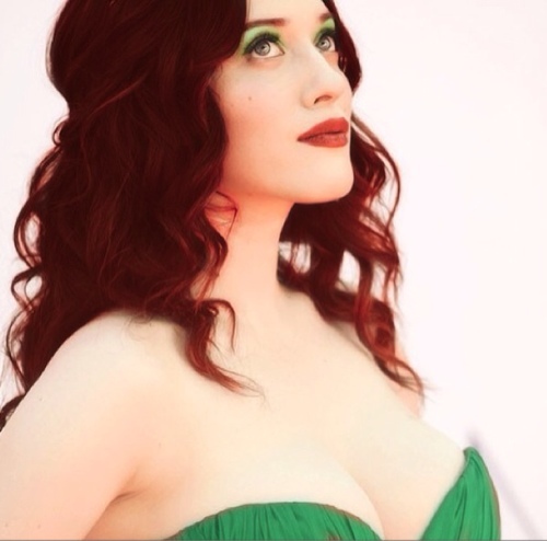 With every human life that is ripped from this world, I laugh. With every scream, I grin. @VenomousPhobia is my poison. Names Poison.. Poison Ivy. 18+| #VERSUS