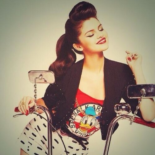 Selena is my life, she is my everything, Welcome to my twitter Are you a selenator? Love you :)