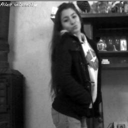 Hola Me Lllamo Ailen :)♥ Tengo 12 Años , Soy incha De Alva . El dia de mañana me gustaria cer Jugadora profecional de De futtbol :) .♥ Me gusta mucho el face:)