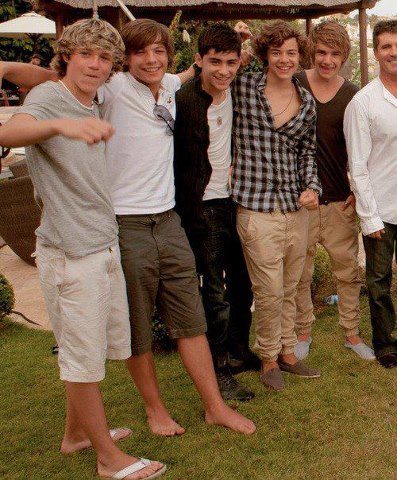 Hola....Soy Directioner de corazón....
Sigueme y te sigo de vuelta...