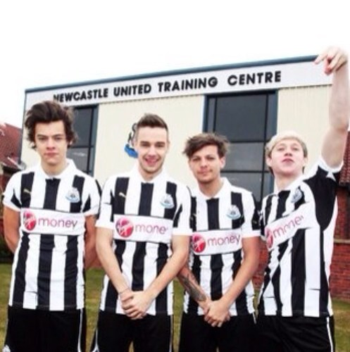 This account belongs to Zoe (22), Rebecca (19) and Emma (20) Niall has tweeted. Big love for the boys♥